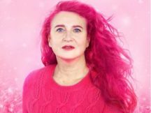 Французька журналістка створила іронічні пародії на кампейни відомих брендів