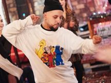 Маленький карапуз: MONATIK взорвал сеть забавным видео с сыном