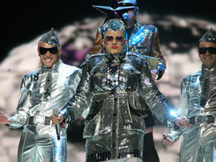 На Евровидение? Верка Сердючка выпустила англоязычную песню «Make It Rain Champagne»