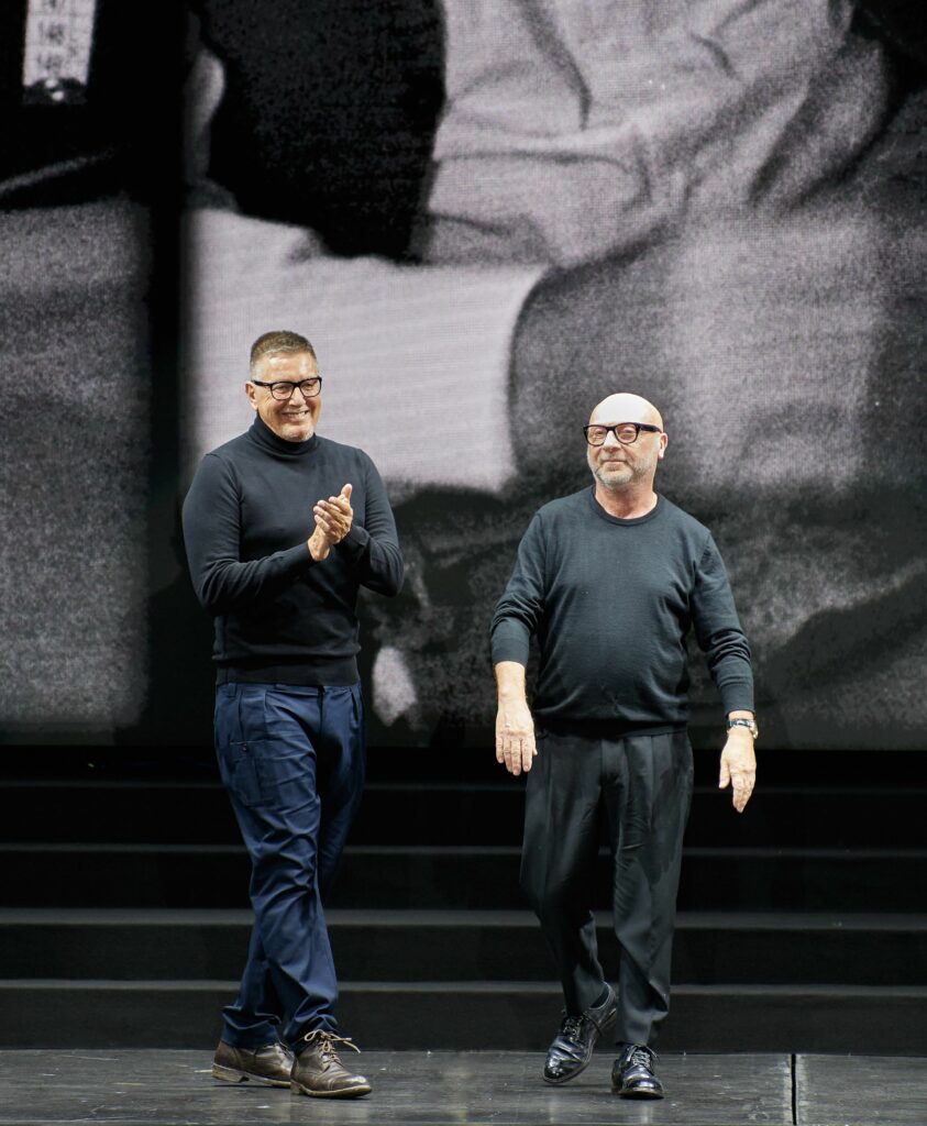 Тик-токеры в первом ряду, живой ягненок и рабочая одежда: Показ Dolce&Gabbana Fall 2020