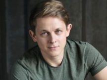 «Перед каждой сценой мы переучивали текст»: как актеры «Первых ласточек» говорили на языке жестов