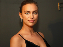 На благодійність: Ірина Шейк зробила селфі топлес для Vogue