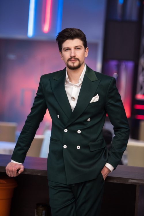 Ведучого «Пекельної кухні» виштовхали з автобуса: «Скромним далеко не заїдеш!»