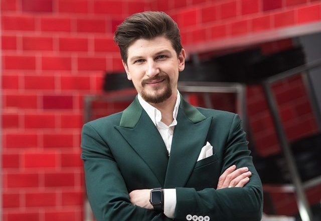 Ведучого «Пекельної кухні» виштовхали з автобуса: «Скромним далеко не заїдеш!»
