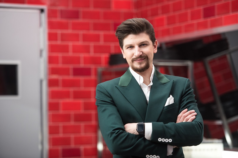 Ведущего «Адской кухни» вытолкали из автобуса: «Скромным далеко не уедешь!»