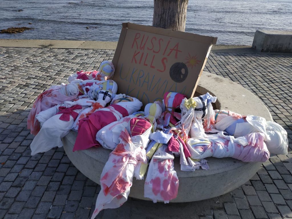 136 пар детских носочков развесили перед российским посольством в Берлине