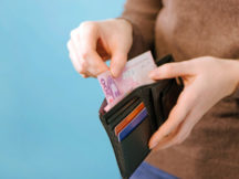З початку війни зарплати в Україні скоротилися на 25-50%: роз’яснення НБУ