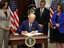 Джо Байден подписал указ о защите прав американских женщин на аборт