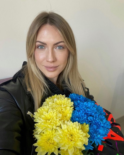 Просили слить бензин в пластиковый стаканчик: Леся Никитюк поделилась историей переселенки из Мариуполя