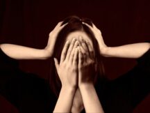 Как освободиться от влияния негативных мнений: упражнение «Радио» от психолога «Несокрушимой мамы»