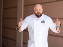 Пологовий будинок, салют у дворі та катання на байку: зірки Нового каналу пригадали найбільш незвичні новорічні ночі