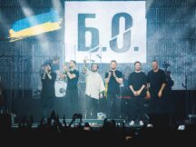 Великий сольний концерт БЕЗ ОБМЕЖЕНЬ у столиці: 1 мільйон гривень для ЗСУ, 20 музикантів на сцені та 3 тисячі відданих фанів в унісон.