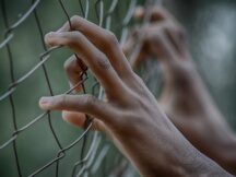 Якщо близький зник безвісти чи потрапив у полон. Як підтримати людей, які чекають, – поради психологині