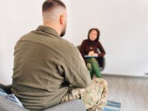 Безоплатні консультації психотерапевта для захисників, захисниць та їхніх родин