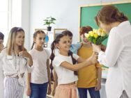 Що подарувати вчителю на 8 березня: ідеї подарунків у 2026 році