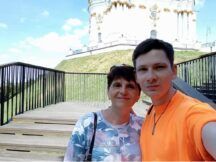 «Чувство маминых объятий несу сквозь годы»: актеры и ведущие Нового канала поделились трогательными воспоминаниями