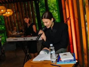 Анастасія Іванюк читала вірші за донат