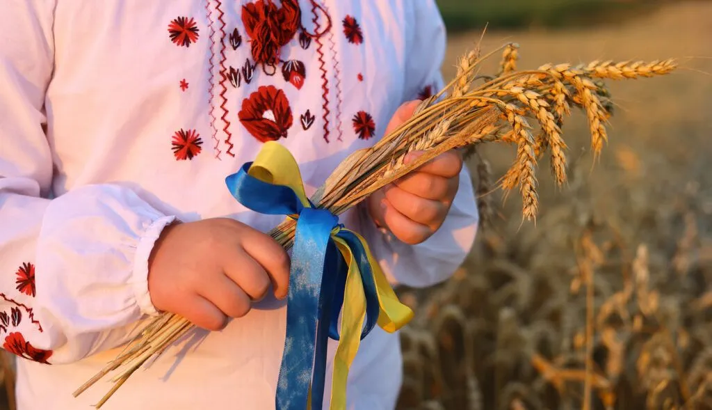 День Конституції України 2026: привітання у картинках, прозі та віршах